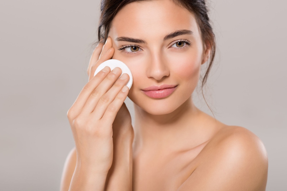 Tẩy trang là bước đầu trong các bước chăm sóc da mặt