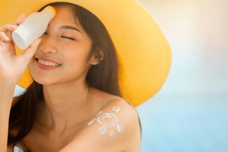 Kem chống nắng là một sản phẩm cần thiết để bảo vệ da dưới cái nắng gay gắt của mùa hè
