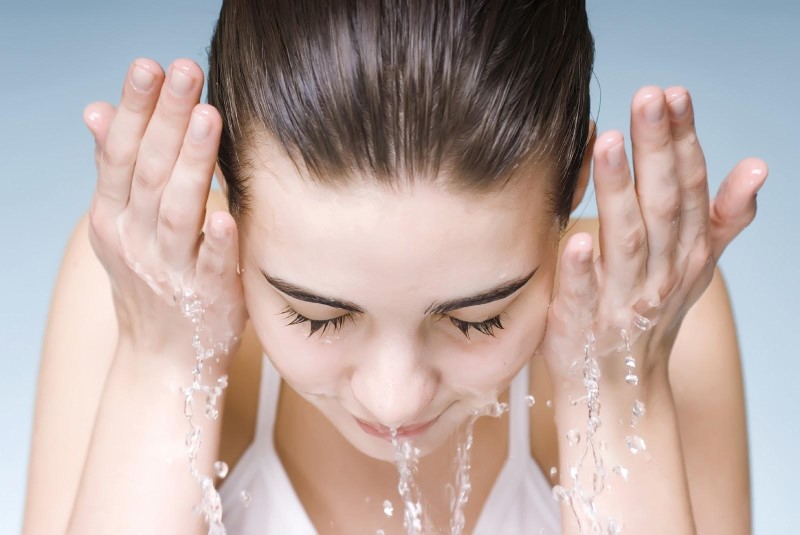 rửa mặt là một trong các bước chăm sóc da mặt cơ bản 