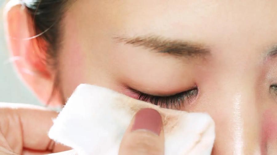 Cách sử dụng nước tẩy trang cho vùng mắt nhạy cảm