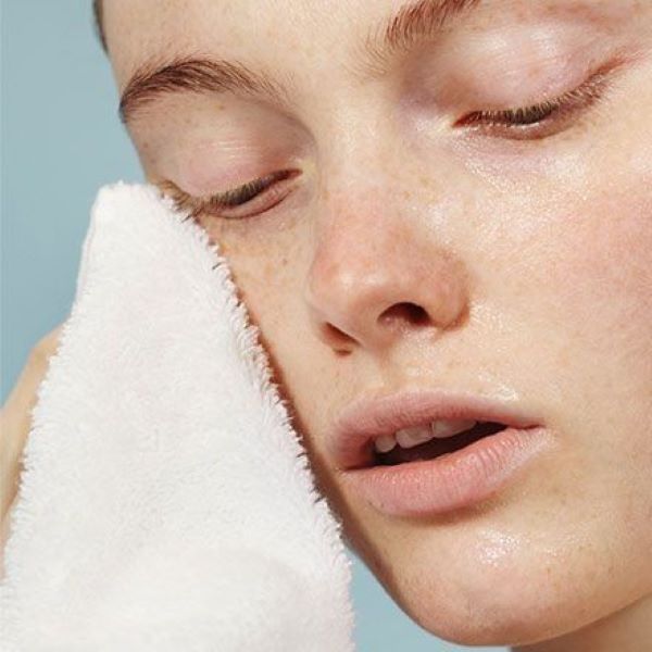Dùng khăn ấm lau mặt sau khi tẩy trang là một bước lý tưởng để da mặt không bị tổn thương