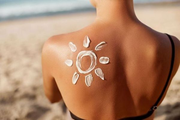 Sử dụng kem chống nắng thường xuyên để bảo vệ da