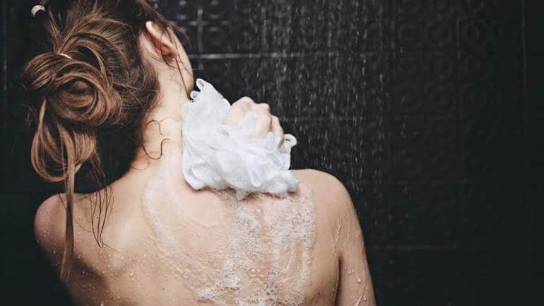 Tần suất tắm nên tùy thuộc vào tình trạng da của từng người