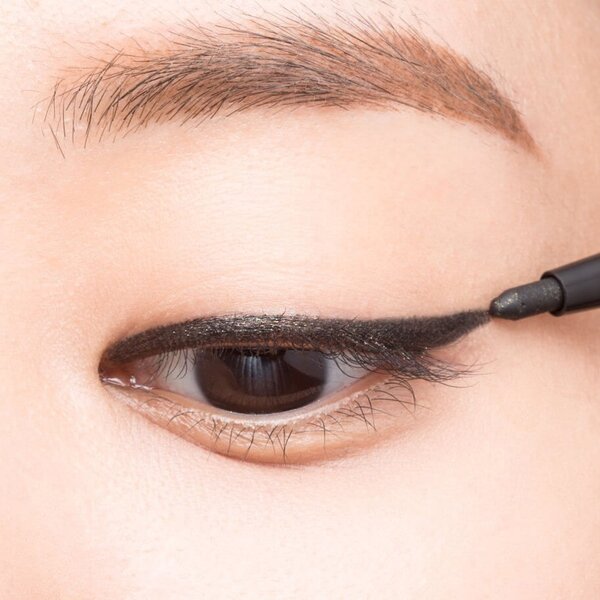 Khi kẻ mắt bằng eyeliner dạng sáp sẽ dễ chỉnh sửa hơn