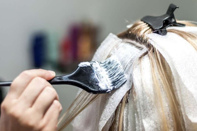Thói quen làm tóc nhiều là nguyên nhân gây rụng tóc phổ biến