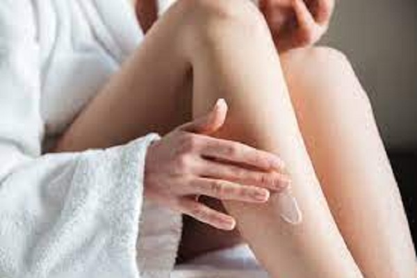 Sử dụng thuốc bôi ngoài da là phương pháp trị viêm lỗ chân lông nhanh nhất