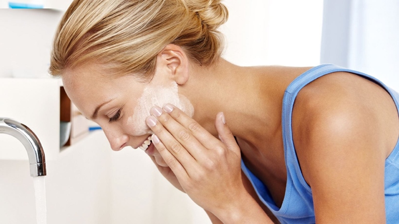 Tẩy da chết khi da đã được làm ướt sẽ tránh tình trạng tổn thương da