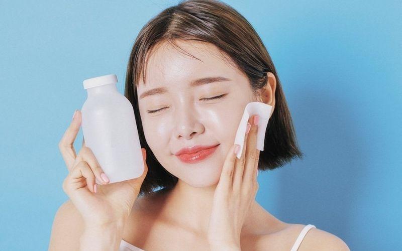 Sử dụng nước tẩy trang mỗi ngày để làm sạch da mặt