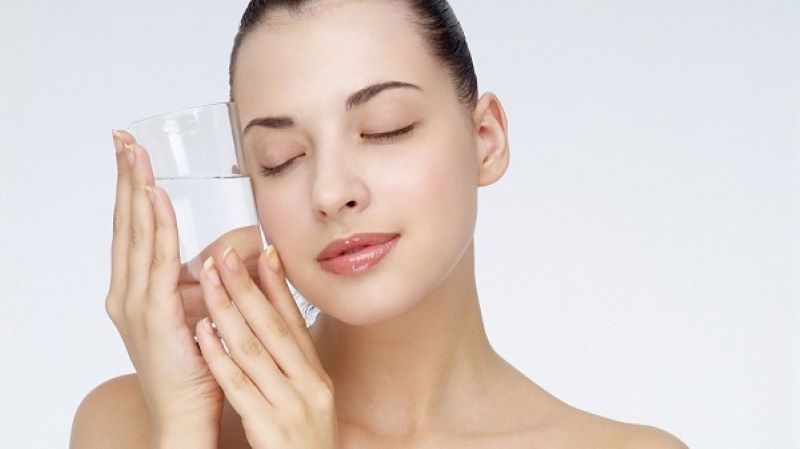 Tinh chất dưỡng trắng chống nắng có chứa thành phần cấp ẩm cho da