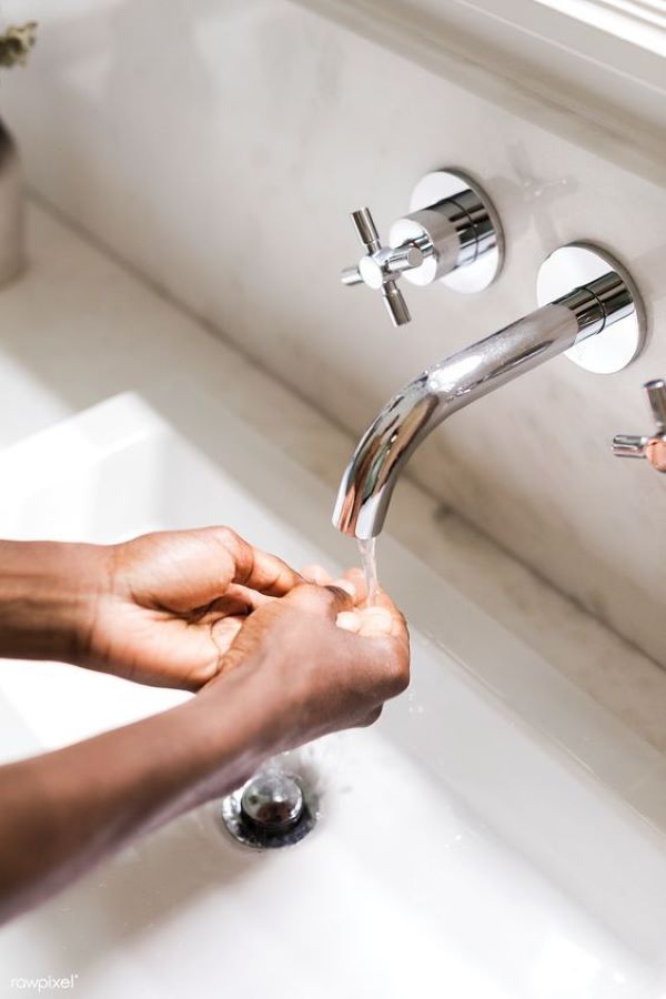 Rửa tay thật sạch trước khi dưỡng da là bước đầu tiên trong chu trình dưỡng da