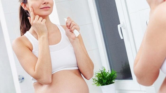 Các mẹ bầu thường bị mụn do tuyến dầu tiết nhiều