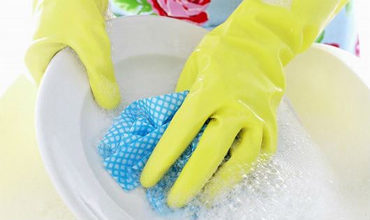 Đeo găng tay bảo vệ da tay khỏi những chất hóa học tẩy rửa