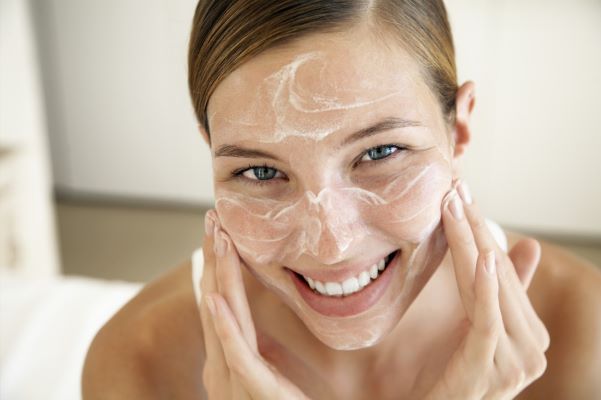 Làm sạch da để giúp da hạn chế đổ dầu