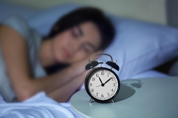 Ngủ đúng giấc là cách trị mụn bọc sưng đỏ và ngăn chúng bùng phát hiệu quả