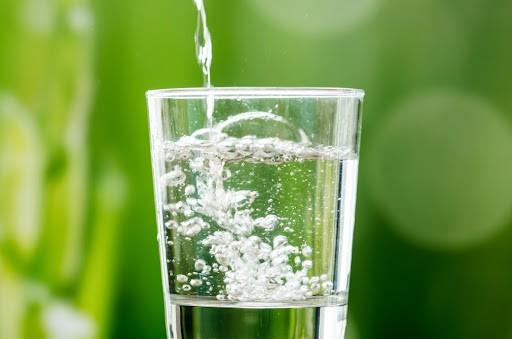 Nên uống đủ nước để cơ thể đào thải tốt hơn