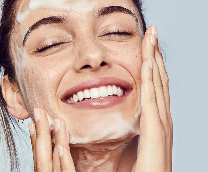 Làm sạch da mặt là một bước rất quan trọng để giúp da không bị mụn ẩn