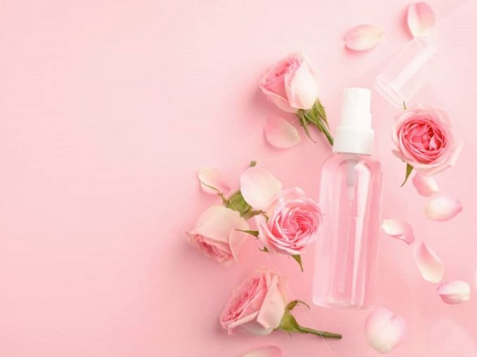 Điểm danh top 5 loại nước hoa hồng trị mụn hot trên thị trường