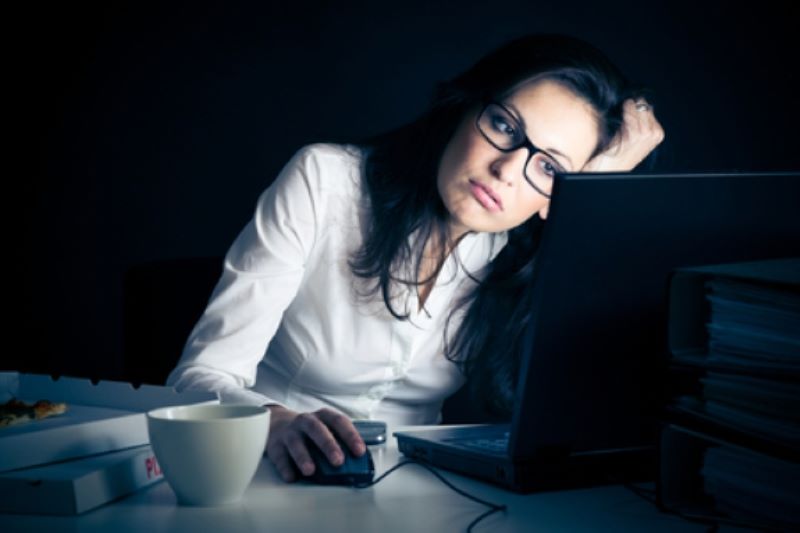 Căng thẳng và ngủ muộn có thể dẫn đến các loại mụn viêm
