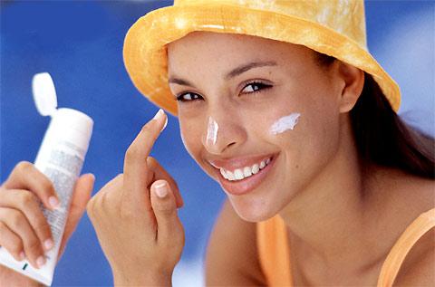 Nên bôi kem chống nắng cho da mụn để tránh các tác nhân gây hại trên da