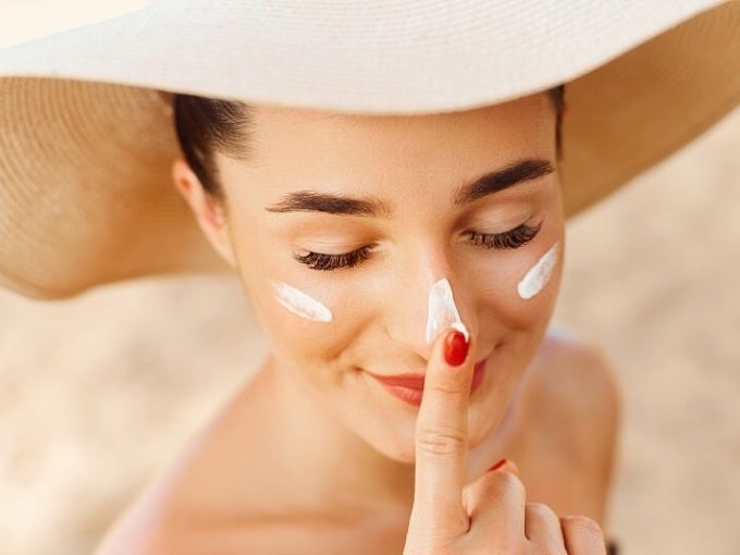 Sử dụng kem chống nắng kiềm dầu để bảo vệ và kiểm soát bã nhờn trên da