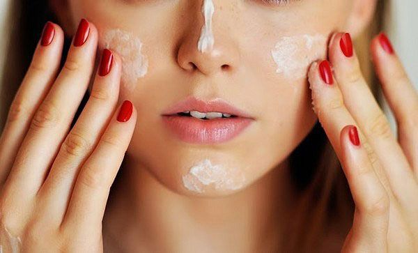 Làm sạch da nhẹ nhàng trước khi rửa với sữa rửa mặt