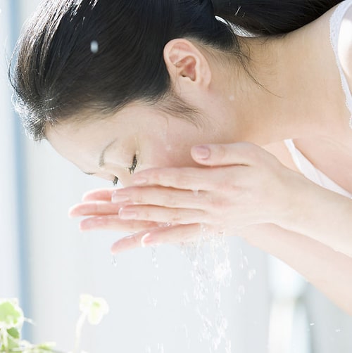 Rửa mặt là bước quan trọng để rửa trôi những chất bẩn bám trên bề mặt da