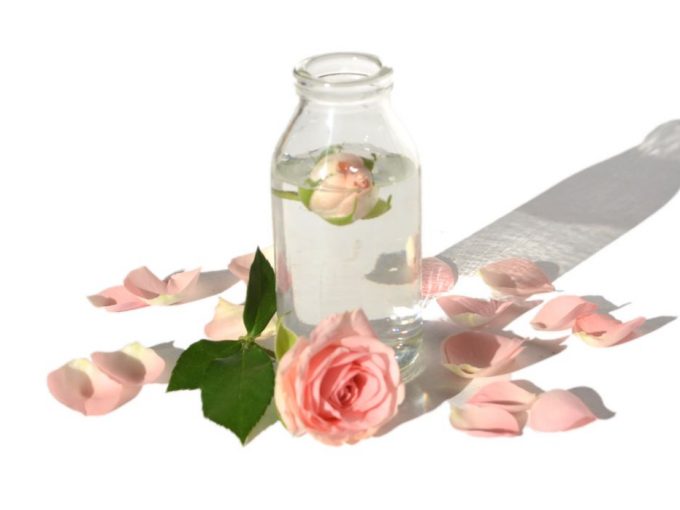 Nước tẩy trang hoa hồng có thực sự tốt? – Bí quyết làm sạch da tự nhiên và hiệu quả