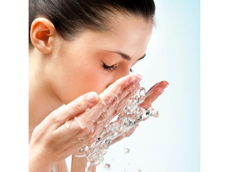 Rửa mặt là bước quan trọng trong chu trình dưỡng da