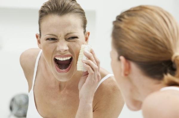 Làm sạch da kém hiệu quả cũng là nguyên nhân gây mụn