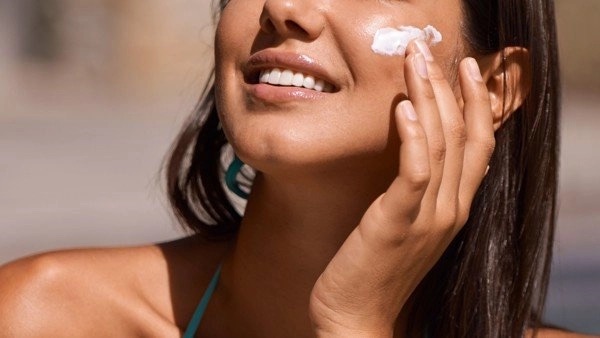 Thường xuyên sử dụng kem chống nắng để bảo vệ da