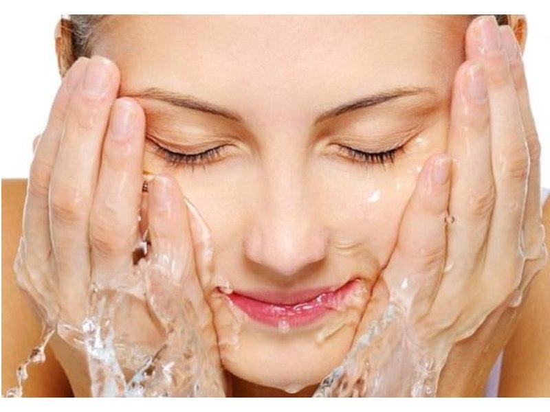 Rửa mặt đúng cách và đúng liều lượng sẽ hạn chế tiết dầu trên da