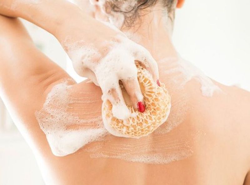 Làm sạch da trước khi sử dụng serum toàn thân cho da mụn