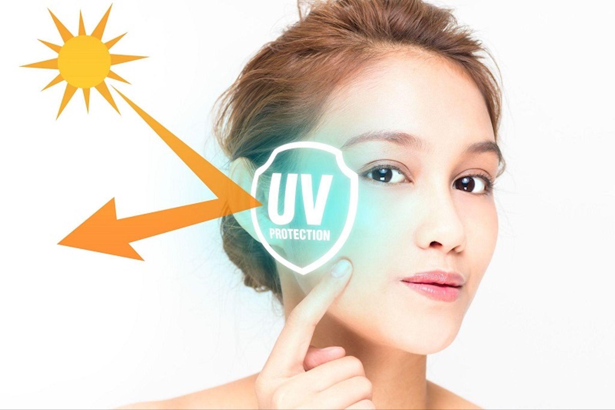 Kem chống nắng cho da nhaỵ cảm giúp da tạo ra hàng rào bảo vệ dưới sự tấn công của tia UV.