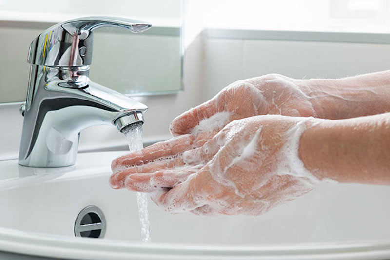 Rửa tay sạch trước khi tẩy trang