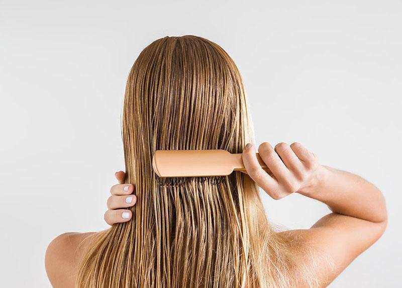Biện pháp trị gàu cho da đầu: sử dụng lược chải tóc massage hạn chế làm tổn thương da đầu