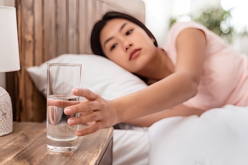 Uống nước và ngủ đủ giấc để có làn da khỏe