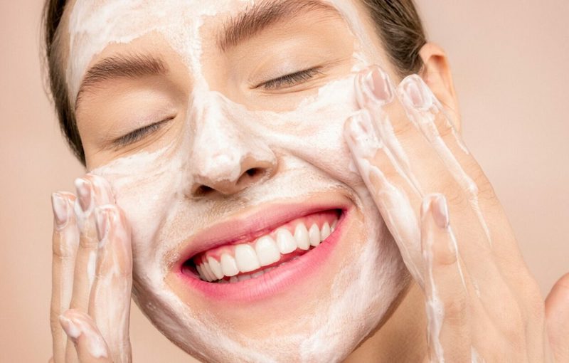 Làm sạch da giúp giảm sợi bã nhờn