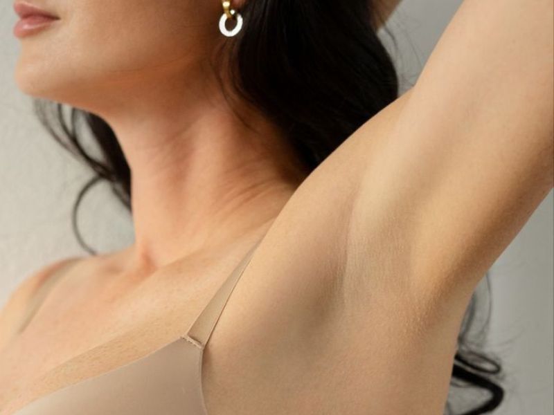 Sử dụng sản phẩm không có thành phần độc hại để làn da dưới cánh tay luôn mịn màng, khỏe mạnh