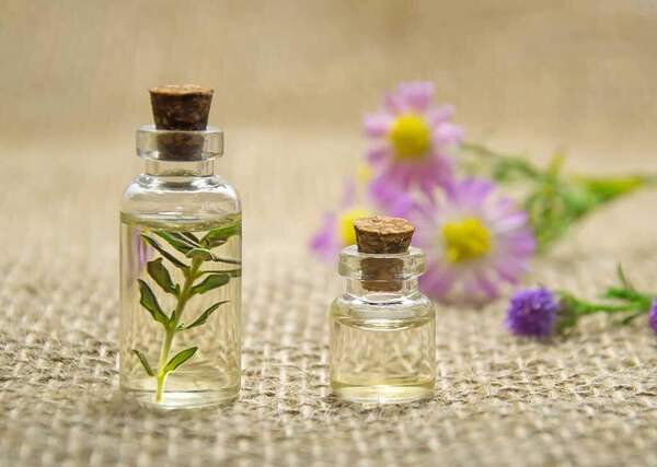 Sử dụng tinh dầu tự nhiên để khử mùi hôi cơ thể cho cả nam và nữ