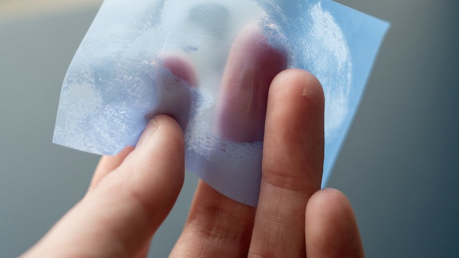 Cách sử dụng giấy thấm dầu hút sạch bã nhờn trên da