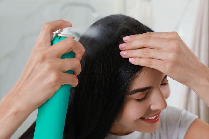 Cách sử dụng dầu gội đầu khô cho tóc mềm mượt