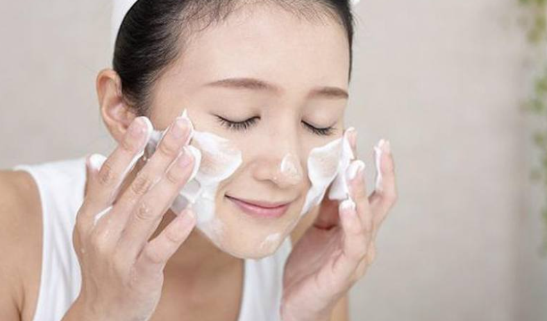 Làm sạch da đúng cách giúp ngăn ngừa sợi bã nhờn