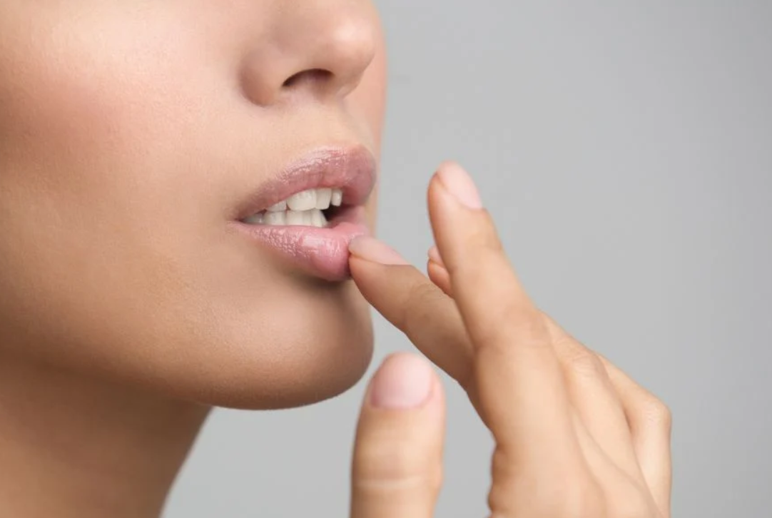 Lựa chọn sử dụng kem che khuyết điểm cho đôi môi sẽ mang đến cho bạn làn môi mềm mại, mịn màng