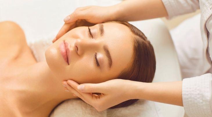 Massage mặt để chăm sóc da ngày tết
