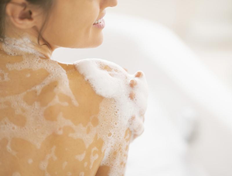 Sử dụng xà phòng diệt khuẩn và khử mùi khi tắm