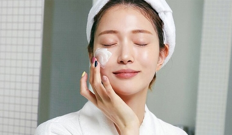 Bộ make up cho người mới bắt đầu - Dưỡng ẩm trước khi make up giúp lớp nền mịn màng