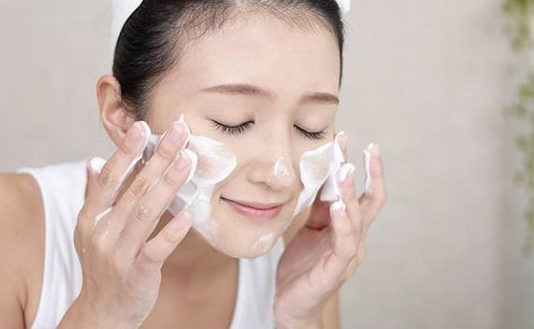 Sử dụng sữa rửa mặt phù hợp trị da dầu trên mặt