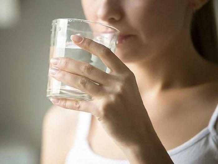 Uống ít nhất 2 lít nước mỗi ngày là cách trị da mặt dầu hiệu quả