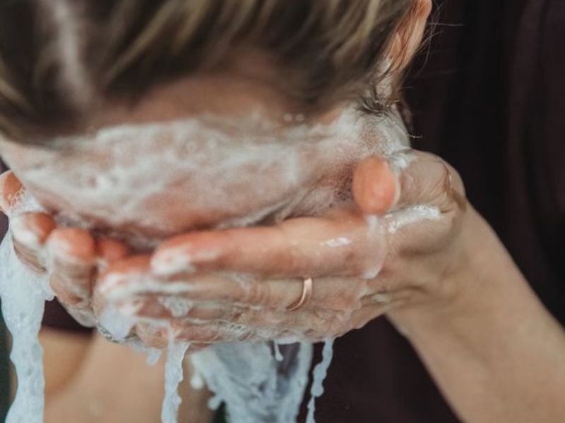Rửa mặt đúng cách giúp chăm sóc da dầu hiệu quả
