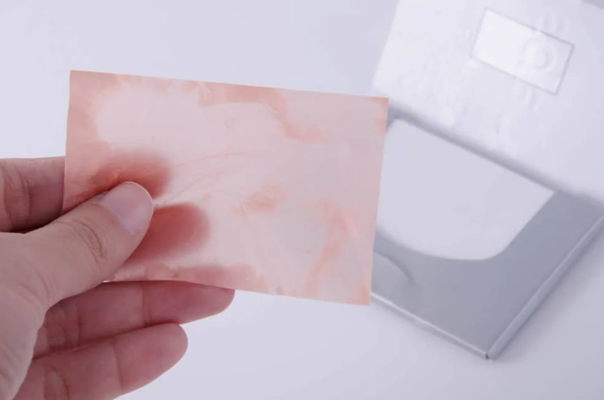 Tác hại của giấy thấm dầu - Sử dụng quá nhiều giấy thấm dầu có thể làm cho tình trạng da của bạn trở nên tồi tệ hơn.